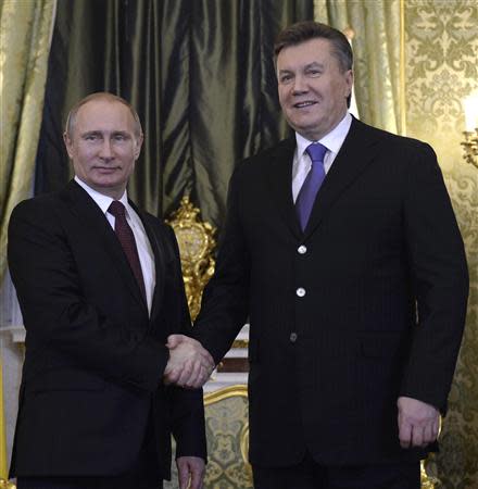 Russia's President Vladimir Putin (L) shakes hands with his Ukrainian counterpart Viktor Yanukovich during a meeting at the Kremlin in Moscow, December 17, 2013. REUTERS/Alexander Nemenov/Pool