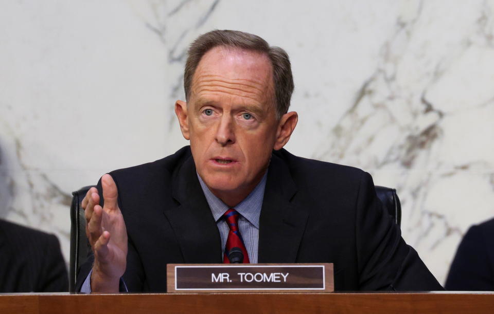 El miembro de rango, el senador Pat Toomey (R-PA), cuestiona a la secretaria del Tesoro, Janet Yellen, y al presidente de la Reserva Federal, Powell, durante una audiencia del Comité Senatorial de Banca, Vivienda y Asuntos Urbanos sobre la Ley CARES, en el edificio de oficinas del Senado Hart en Washington, DC, EE. UU. 28 de septiembre de 2021. Kevin Dietsch/Pool vía REUTERS