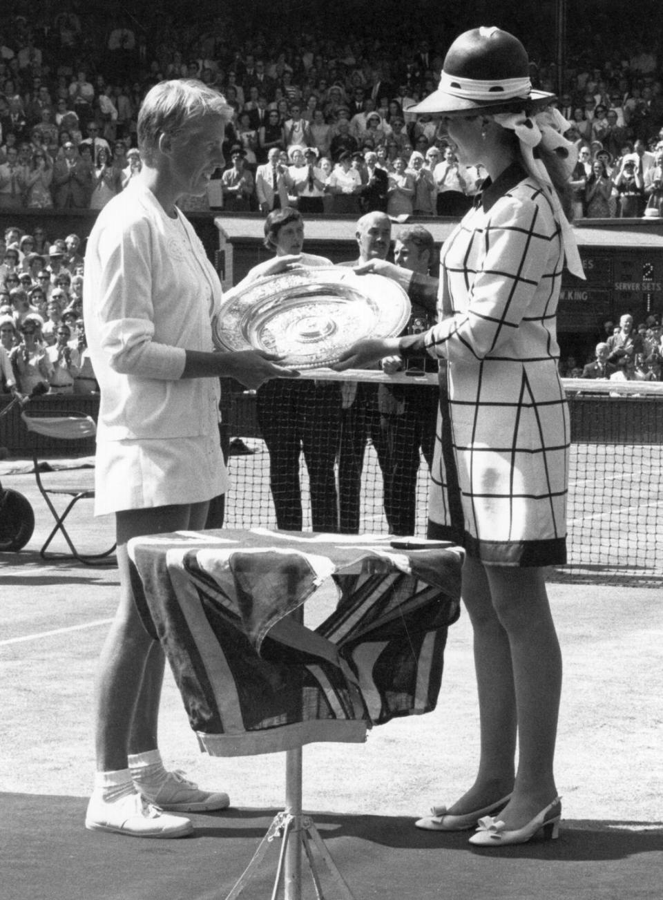 <p>Princess Anne presents the trophy to English tennis player Ann Jones.</p>