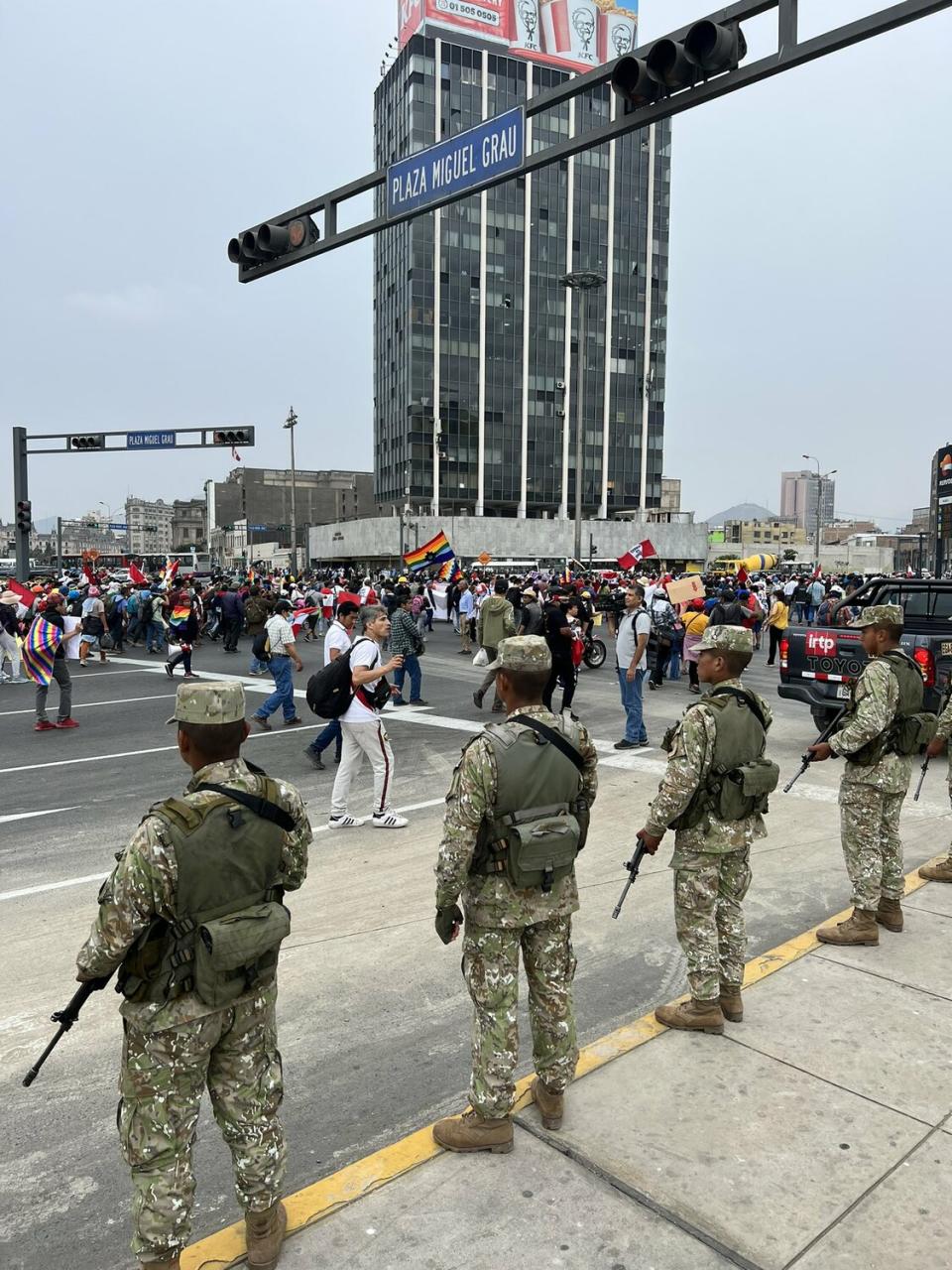 秘魯當局宣布全國進入 30 天的緊急狀態，派出警察和武裝部隊管控治安。   圖: 翻攝自@MMinperu推特