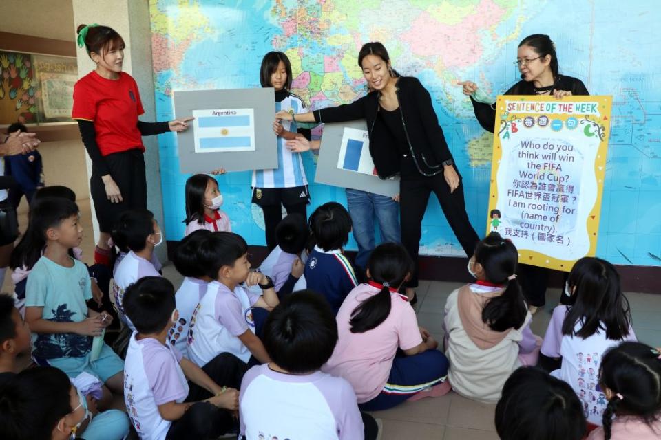 三民國小雙語教育結合世足賽熱潮，帶動學生們雙語學習興趣與國際接軌。　（記者王正平攝）