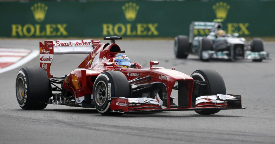 Ferrari Formula One driver Fernando Alonso of Spain (bottom) races ahead of Mercedes Formula One driver Lewis Hamilton of Britain during the qualifying session for the Korean F1 Grand Prix at the Korea International Circuit in Yeongam, October 5, 2013. REUTERS/Kim Hong-Ji (SOUTH KOREA - Tags: SPORT MOTORSPORT F1)