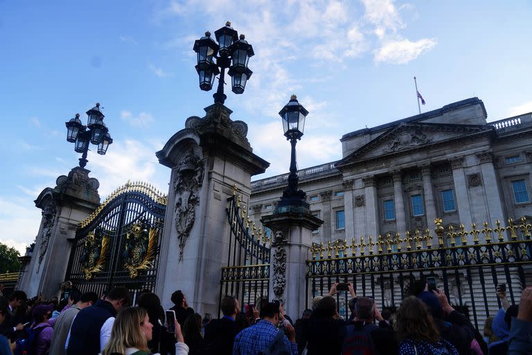 La bandera de la Unión sobre el Palacio de Buckingham en el centro de Londres ondea a media asta tras el anuncio de la muerte de la Reina Isabel II