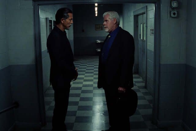 (l-r) Benjamin Bratt, Ron Perlman in POKER FACE