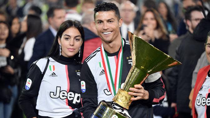 Bersama Juventus yang diperkuatnya selama 3 musim usai didatangkan dari Real Madrid dengan nilai transfer 117 juta euro pada awal musim 2018/2019, Cristiano Ronaldo mampu menjuarai Serie A dua kali berturut-turut pada musim 2018/2019 dan 2019/2020. (AFP/Marco Bertorello)