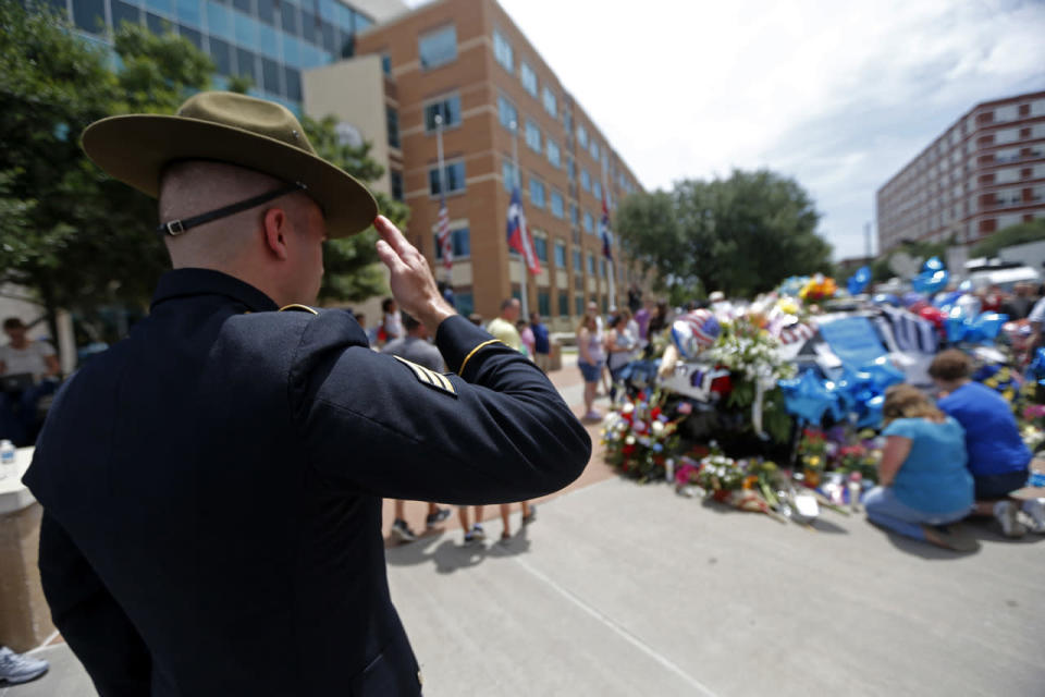 Dallas pays tribute to fallen officers