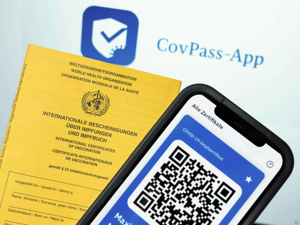 Die CovPass-App ergänzt das gelbe Impfheft. (Bild: imago images/Political-Moments)