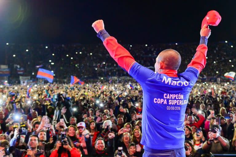 El punto culminante de una historia de amor entre Luna y Tigre: la celebración de la Copa de Superliga 2019 en el estadio.