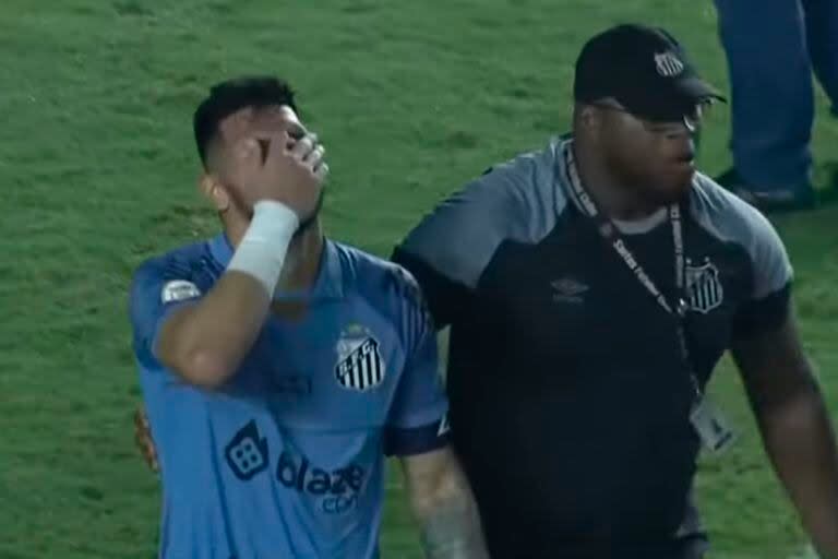 Joao Paulo, arquero de Santos, conmovido por el descenso de su equipo