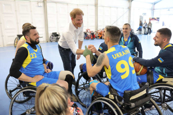 Harry de Inglaterra saludando a los participantes en los Juegos Invictus