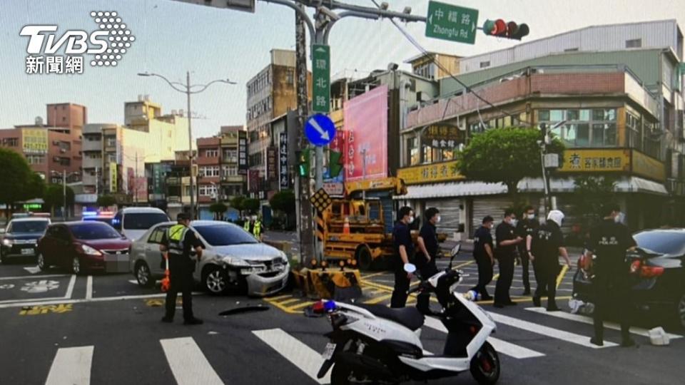 多名警力出動圍捕鍾男。（圖／TVBS）