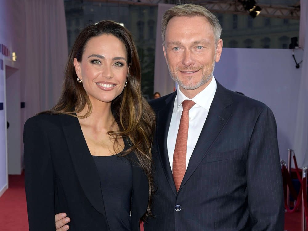 Christian Lindner und Franca Lehfeldt strahlen bei der Bertelsmann Party 2023 im Juni in die Kamera. (Bild: imago/Future Image)