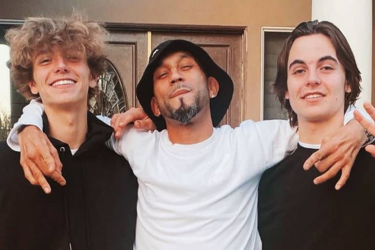 Jayden (izquierda) y Sean (derecha), los dos hijos de Britney Spearse, junto a Eddie Morales, un amigo de su padre, que los considera sus sobrinos