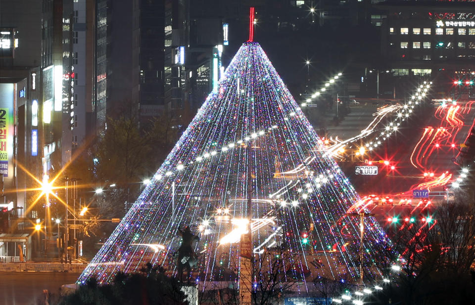 <p>Ein hell erleuchteter Weihnachtsbaum auf dem Rathausplatz in Changwon, Südkorea, läutet die Adventszeit ein. (Bild: ddp Images) </p>