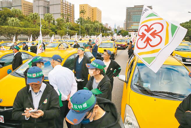 全民計程車聯誼會全國車隊13日號召上百輛計程車，在凱道集結抗議，批記點制度違反「憲法」保障人民工作權、生存權及「行政程序法」比例原則，要求政府立即停止違法行為。（陳君瑋攝）