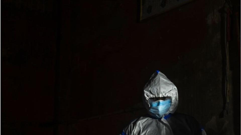 Un trabajador con una mascarilla