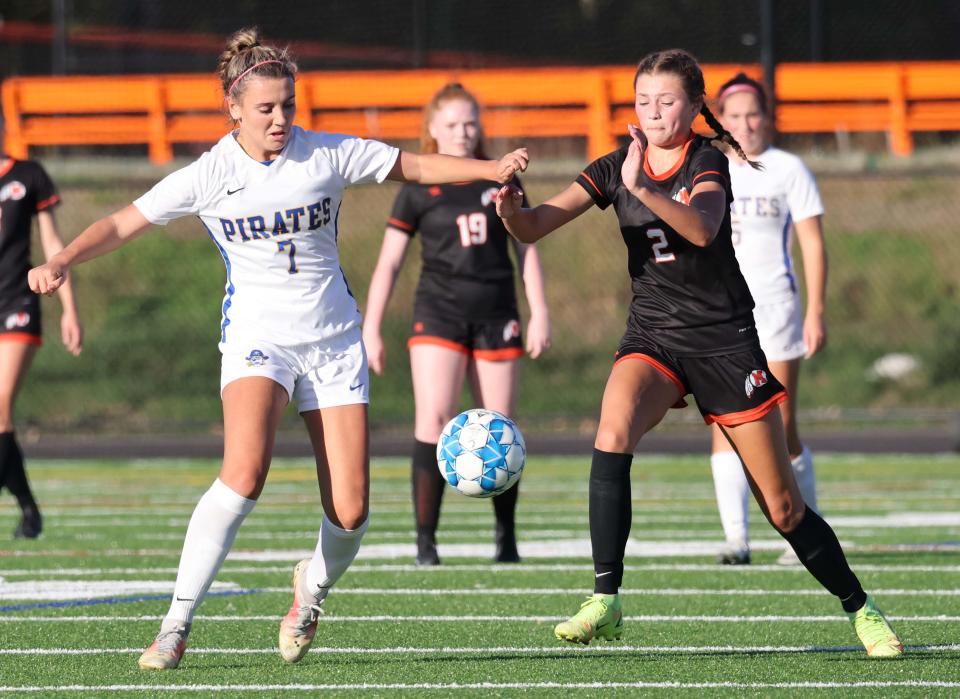 From left, Hull's Fallon Ryan and Middleboro's Jessica Perry go after a loose ball during a game on Thursday, Oct. 6, 2022.