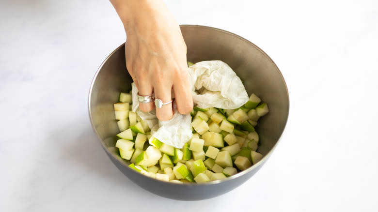 paper towel patting apples dry 