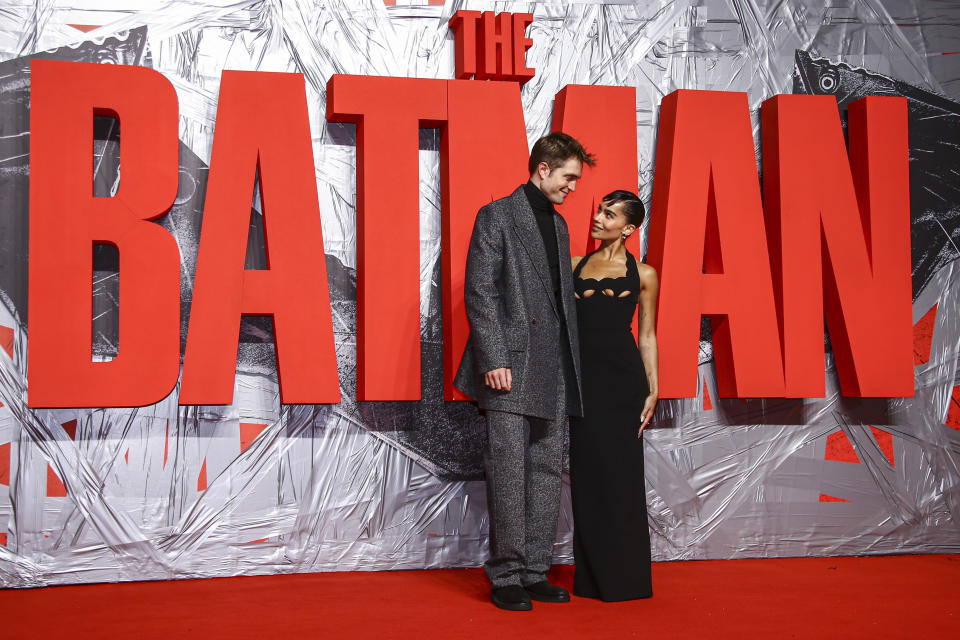 Robert Pattinson, a la izquierda, y Zoe Kravitz posan al llegar a la premiere de "The Batman" en Londres, el miércoles 23 de febrero de 2022. (Foto por Joel C Ryan/Invision/AP)