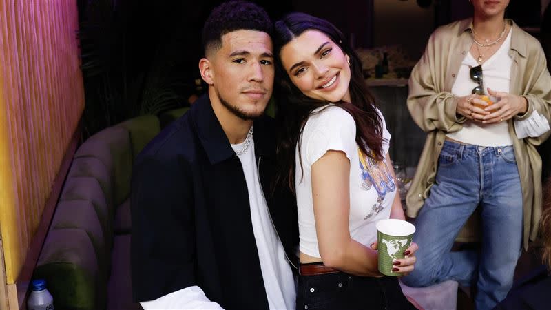 布克（Devin Booker）和卡戴珊家族姊妹珍娜（Kendall Jenner）驚傳分手。（圖／翻攝自E!News推特）