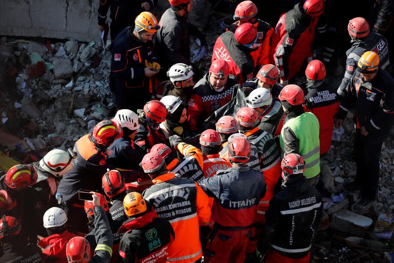 Equipo de rescate traslada un cuerpo desde el lugar donde se derrumbó un edificio después de un terremoto en Elazig