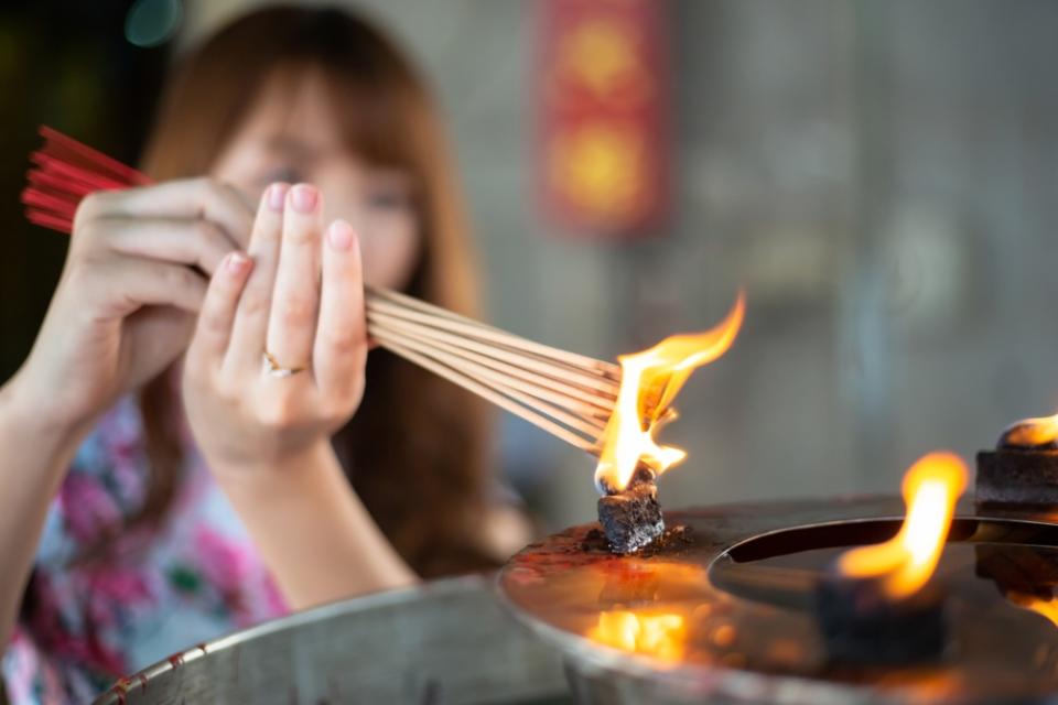 拜神時應該先點香還是先奉茶？（圖／shutterstock）