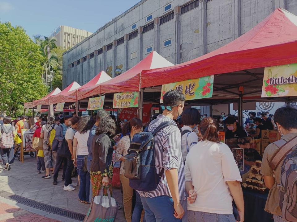 園遊會攤位販售馬來西亞的美食、飲料。（圖／馬來西亞文化日 Hari Budaya Malaysia提供）