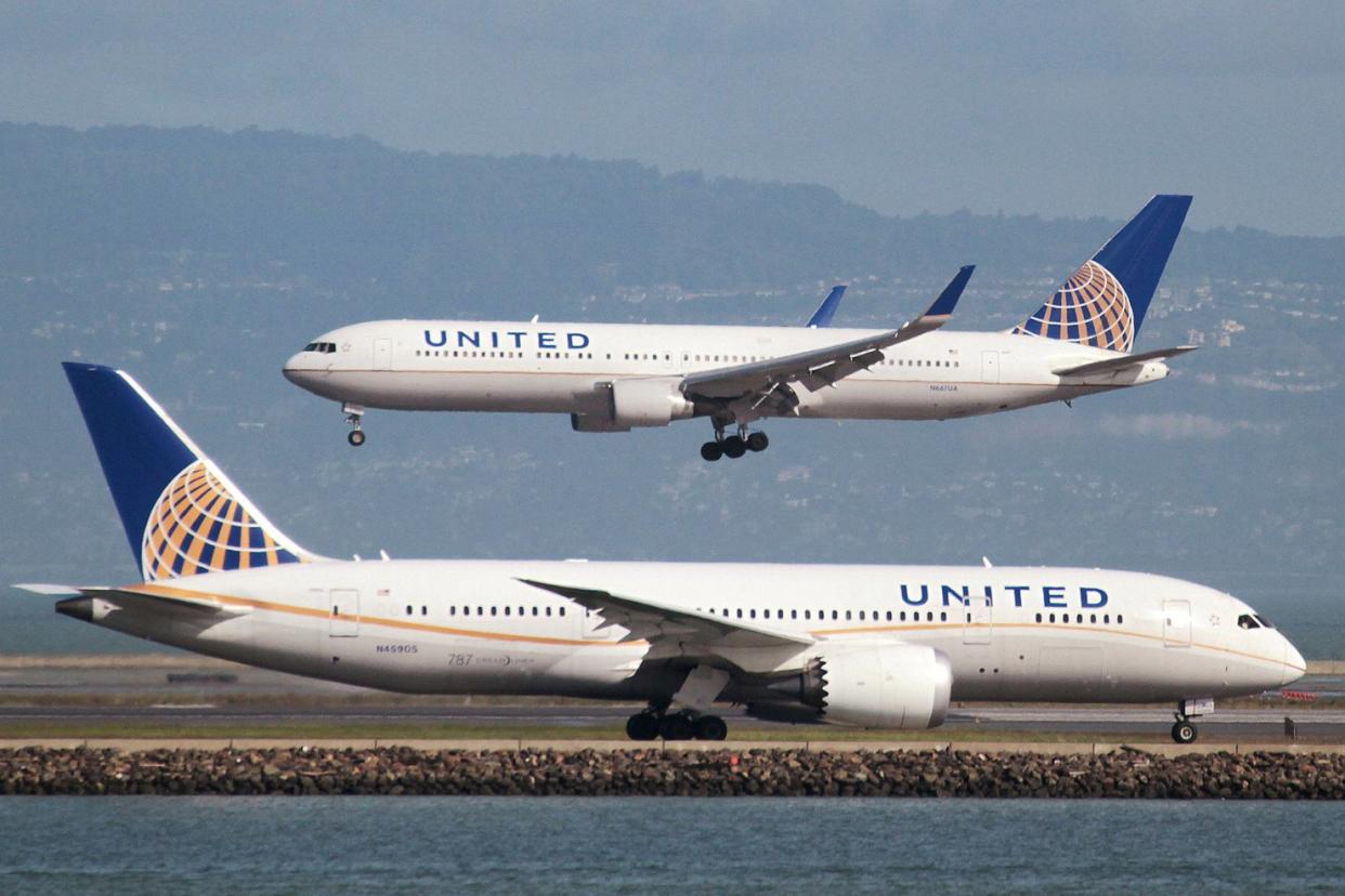 United Airlines to offer up to $10,000 to passengers forfeiting seats: Reuters