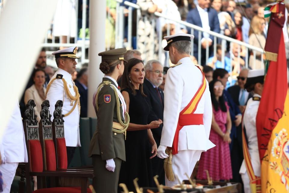 Los Reyes Felipe VI (1d) y Letizia (c) conversan durante el acto de entrega de Reales Despachos a los nuevos oficiales de la Armada, a 16 de julio de 2024, en MarÃ­n, Pontevedra, Galicia (EspaÃ±a). El acto de entrega de Reales Despachos a los nuevos oficiales de la Armada coincide con la celebraciÃ³n de la festividad del DÃ­a del Carmen, patrona de la Armada espaÃ±ola. Los nuevos oficiales de la Armada son los encargados de ejercer el mando de las unidades de la Fuerza y del Apoyo a la Fuerza de la Armada, ya sea a bordo de los buques o submarinos, de los cazas y helicÃ³pteros de la Flotilla de Aeronaves, como formando parte de las unidades de operaciones especiales de la Fuerza de Guerra Naval Especial 16 de julio de 2024