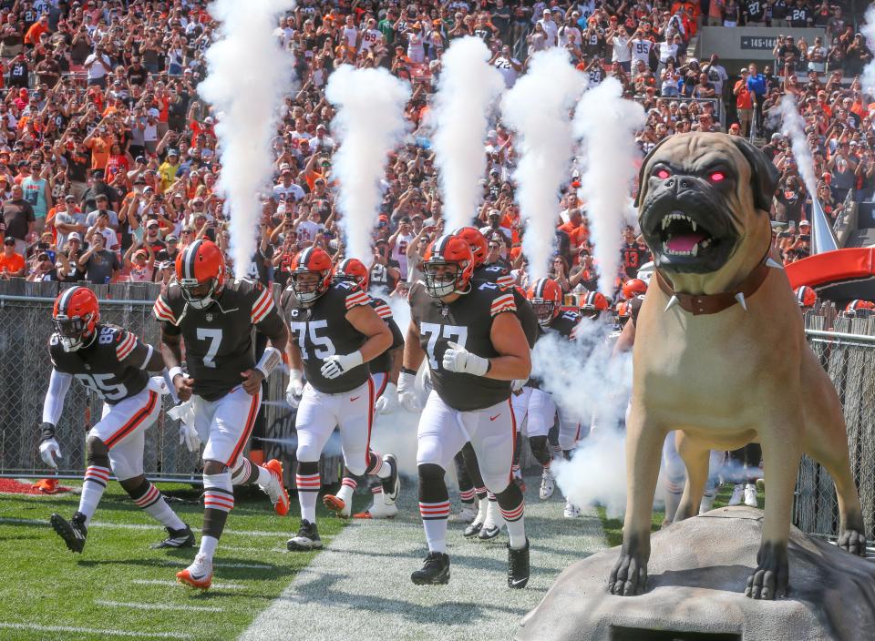 Browns offensive players take the field before playing the New York Jets on Sept. 18, 2022 in Cleveland.