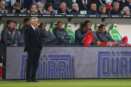 Football Soccer - VFL Wolfsburg v Bayern Munich - Bundesliga - Volkswagen Arena, Wolfsburg, Germany - 29/4/17 Bayern Munich's Arturo Vidal and Franck Ribery sit on the bench as Carlo Ancelotti looks on Reuters / Kai Pfaffenbach Livepic