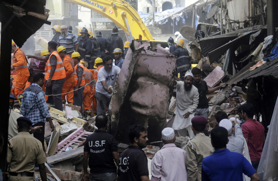 <p>Rescuers work at the site of a building collapse in Mumbai, India, Aug. 31, 2017. (Photo: Rafiq Maqbool/AP) </p>