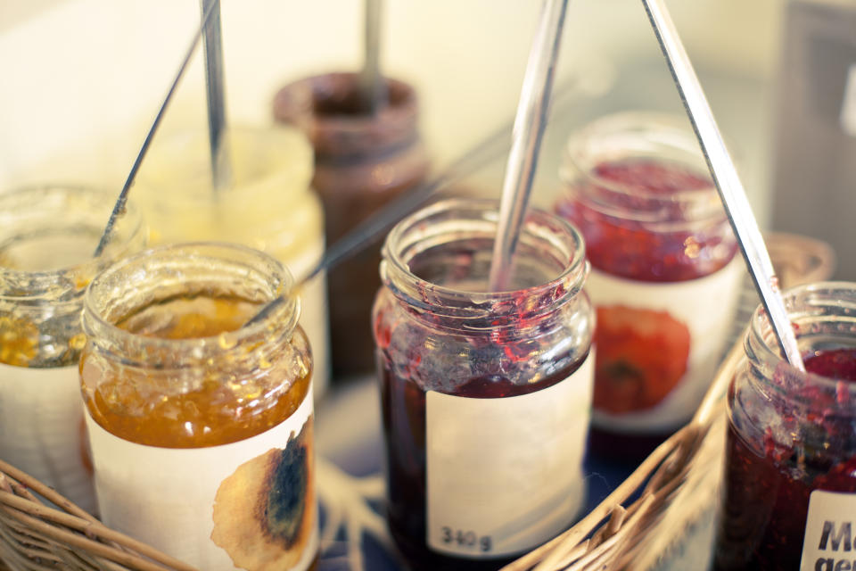 Wer viel Marmelade isst, findet vielleicht mal Schimmel drauf - doch kann man diesen dann wirklich einfach entfernen, ohne das Glas gleich wegwerfen zu müssen? (Symbolbild: Getty Images)