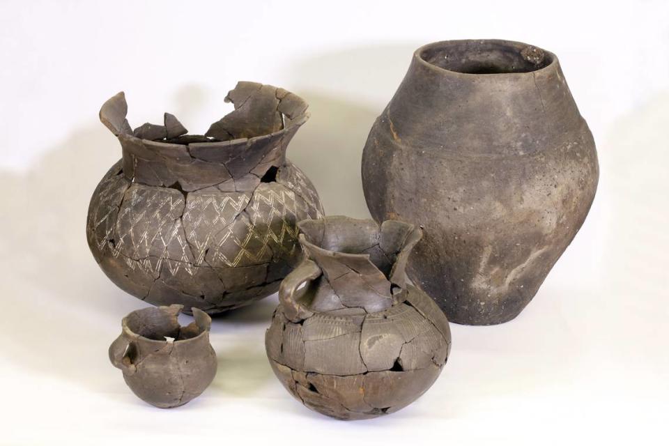 Pottery vessels found at the bottom of the well.