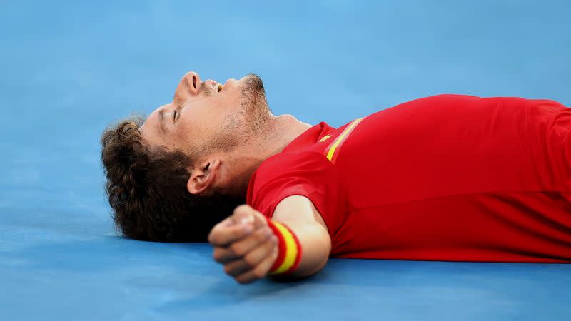 Foto del sábado del tenista español Pablo Carreño Busta celebrando tras ganar la medalla de bronce en los Juegos de Tokio.