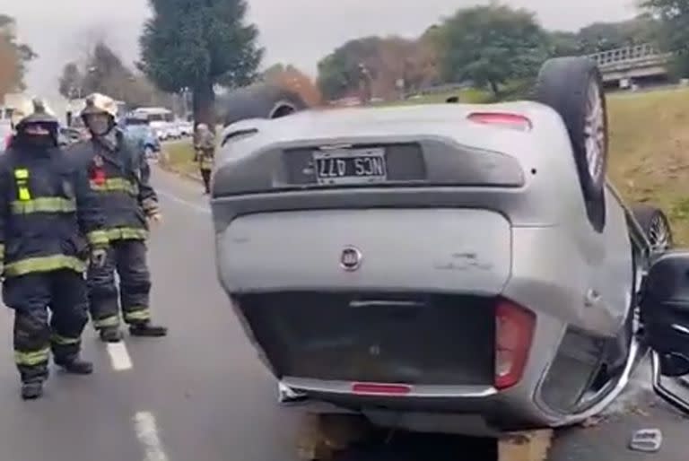 Constituyentes y General Paz. Choque entre 2 autos particulares, uno de los cuales volcó. Bomberos de la Ciudad asiste a los conductores y coloca el vehículo en posición normal