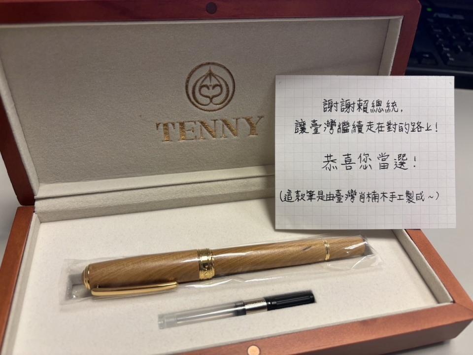 賴清德選用台南麻豆的天益鋼筆打造的肖楠木鋼筆，簽署上任後首份公文。   圖：郭冬自提供