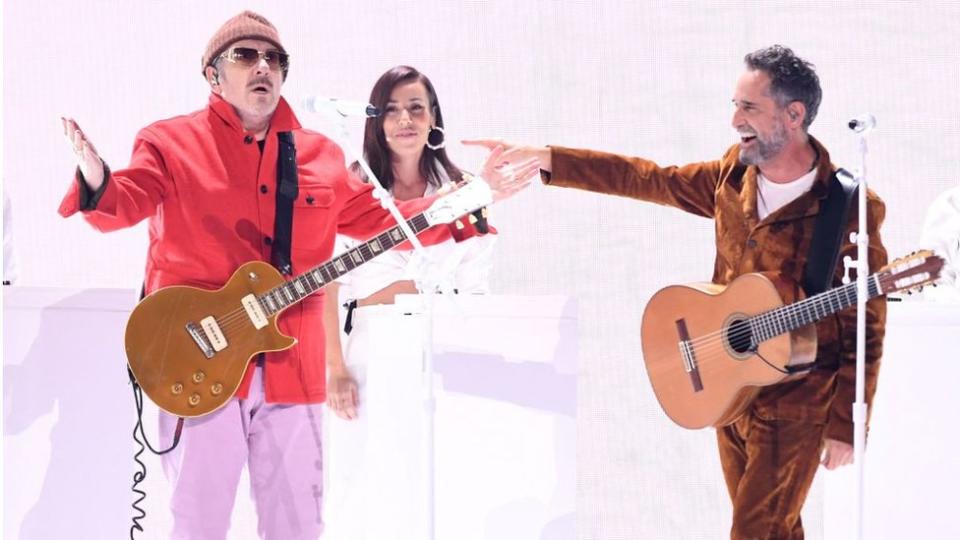 Jorge Drexler hizo música en el la ceremonia de los Grammy Latino junto a Elvis Costello.