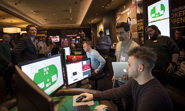 Noam Brown, con una notebook en mano, durante un experimento de Libratus contra campeones de poker