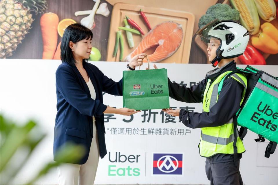 Uber Eats 攜手全聯福利中心於 5 月 27 日舉行「527 吾愛騎士感恩日」，希望藉由本次活動對外送合作夥伴獻上誠摯感謝。圖／Uber Eats 提供