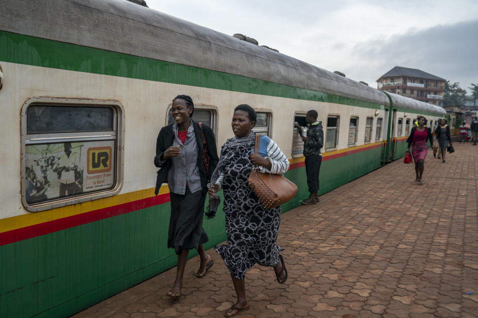 Gente que viaja a su trabajo espera la llegada de un tren en Kampala, Uganda, el 10 de diciembre de 2018. (Joao Silva/The New York Times).