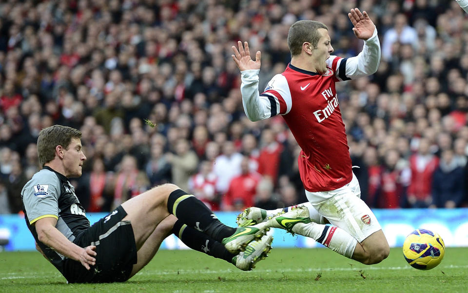 Arsenal's Jack Wilshere (R) is challenged by Tottenham Hotspur's Jan Vertonghen during their English Premier League soccer match at the Emirates stadium in London November 17, 2012. REUTERS/Dylan Martinez (BRITAIN - Tags: SPORT SOCCER TPX IMAGES OF THE DAY) FOR EDITORIAL USE ONLY. NOT FOR SALE FOR MARKETING OR ADVERTISING CAMPAIGNS. NO USE WITH UNAUTHORIZED AUDIO, VIDEO, DATA, FIXTURE LISTS, CLUB/LEAGUE LOGOS OR "LIVE" SERVICES. ONLINE IN-MATCH USE LIMITED TO 45 IMAGES, NO VIDEO EMULATION. NO USE IN BETTING, GAMES OR SINGLE CLUB/LEAGUE/PLAYER PUBLICATIONS