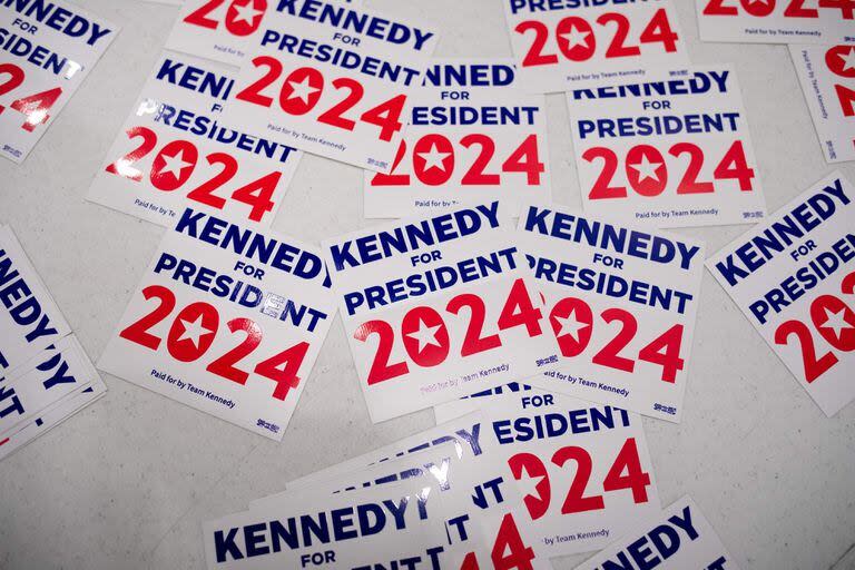 Pegatinas en apoyo al candidato presidencial independiente Robert F. Kennedy Jr. en un mitin de votantes en el St. Cecilia Music Center el 10 de febrero de 2024 en Grand Rapids, Michigan