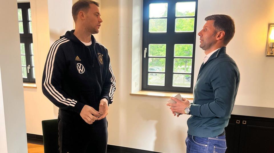 Haltung zeigen: Thomas Hitzlsperger (rechts) diskutiert mit dem DFB-Kapitän Manuel Neuer. (Bild: SWR/NGLOW / Nick Golüke)