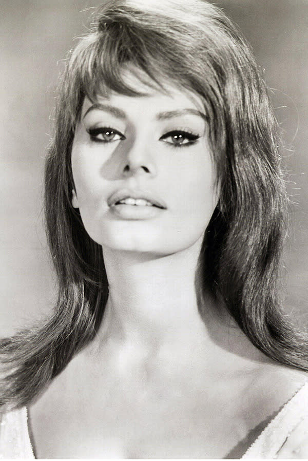 <br><b>Sophia Loren:</b> Sophia Loren kept her complexion in top shape by applying olive oil to it every day. In addition, she also added two tablespoons to her food and bathed in it regularly.