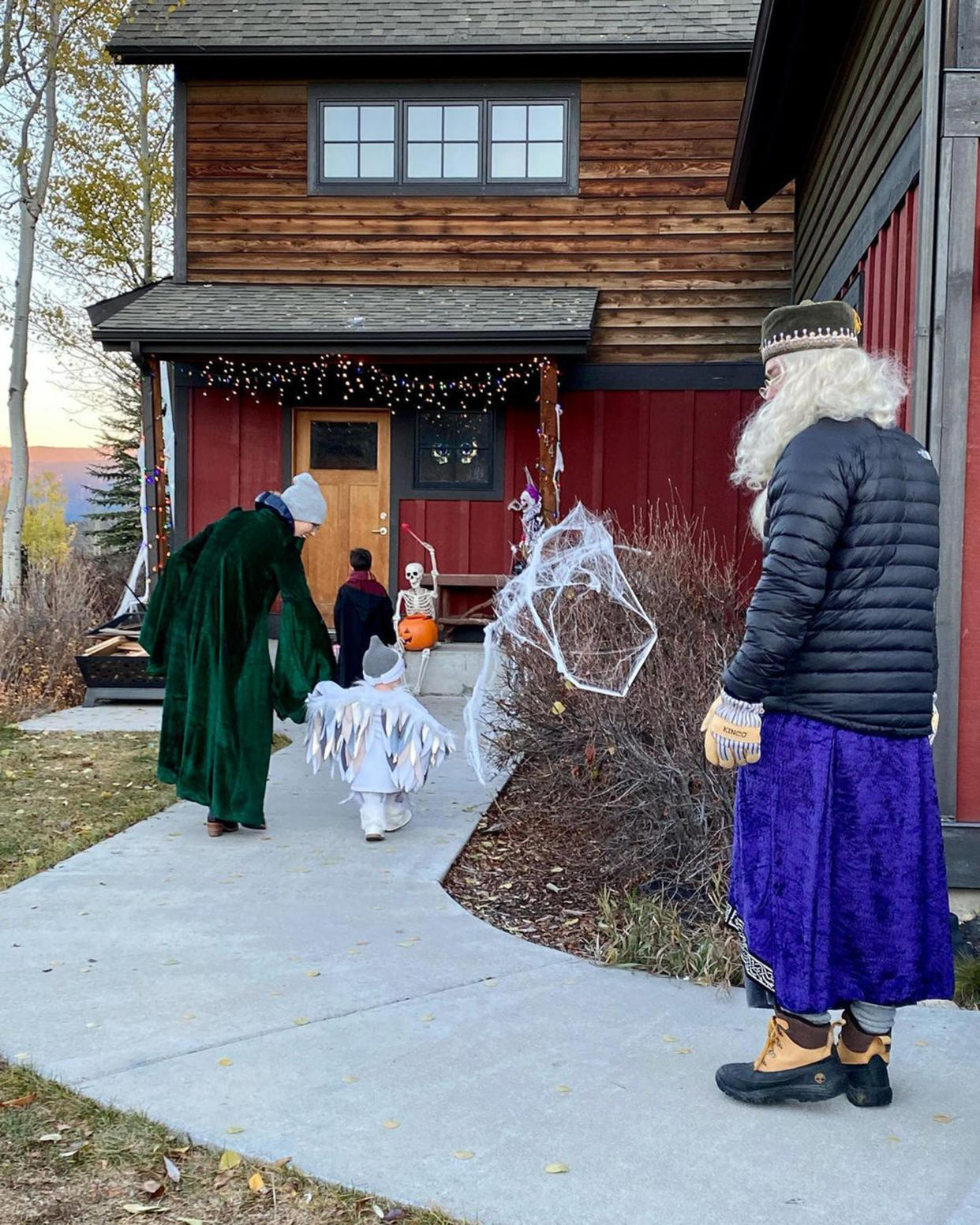 Jessica Biel and Justin Timberlake take Silas and Phineas out trick-or-treating. (jessicabiel / Instagram)