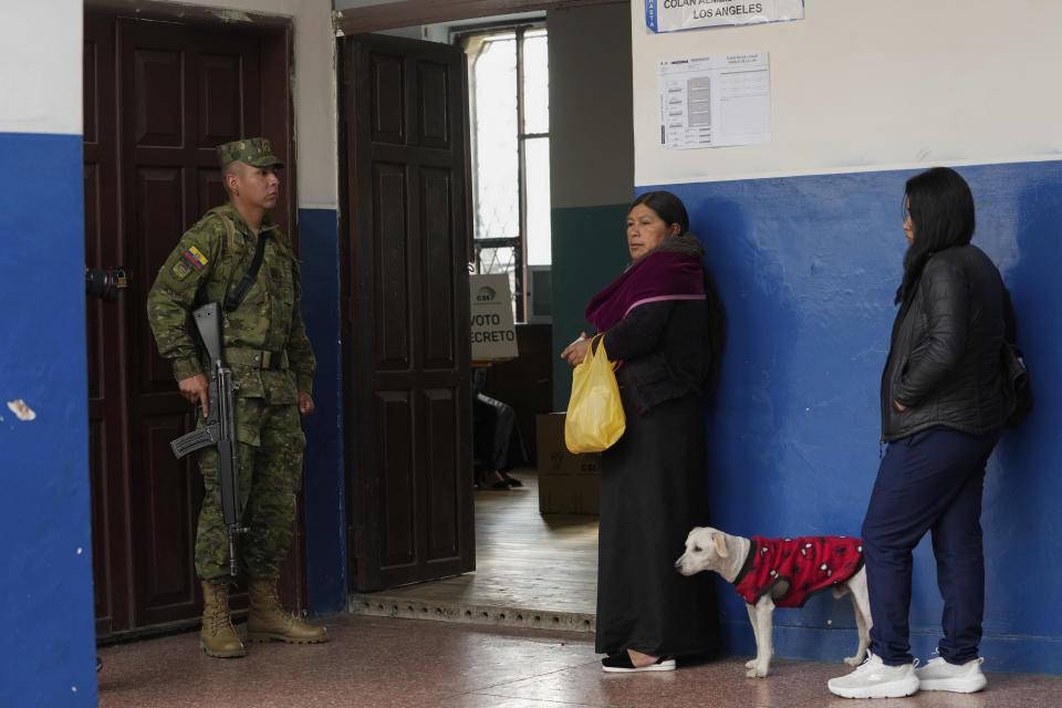 Los votantes hacen fila en un colegio electoral durante un referéndum propuesto por el presidente Daniel Noboa para respaldar nuevas medidas de seguridad destinadas a combatir las bandas criminales que alimentan la escalada de violencia en Quito, Ecuador, el domingo 21 de abril de 2024. (Foto AP/Dolores Ochoa)