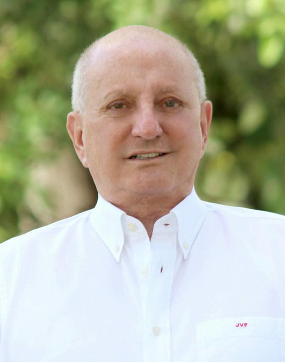 José Valdés-Fauli is a retired banker, LGBTQ advocate and supporter of the arts. Valdés-Fauli, the brother of outgoing Mayor Raúl Valdés-Fauli, is running for the Group Two seat.