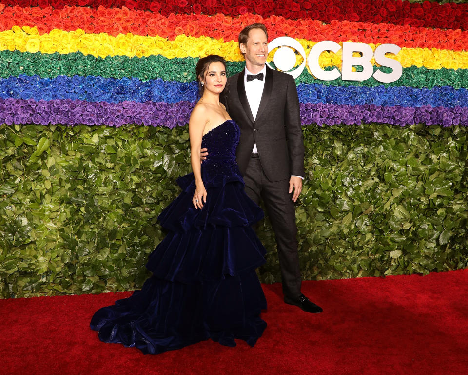 La actriz mexicana Martha Higareda y David Korins durante la alfombra roja de los premios Tony en 2019. (Getty Images)