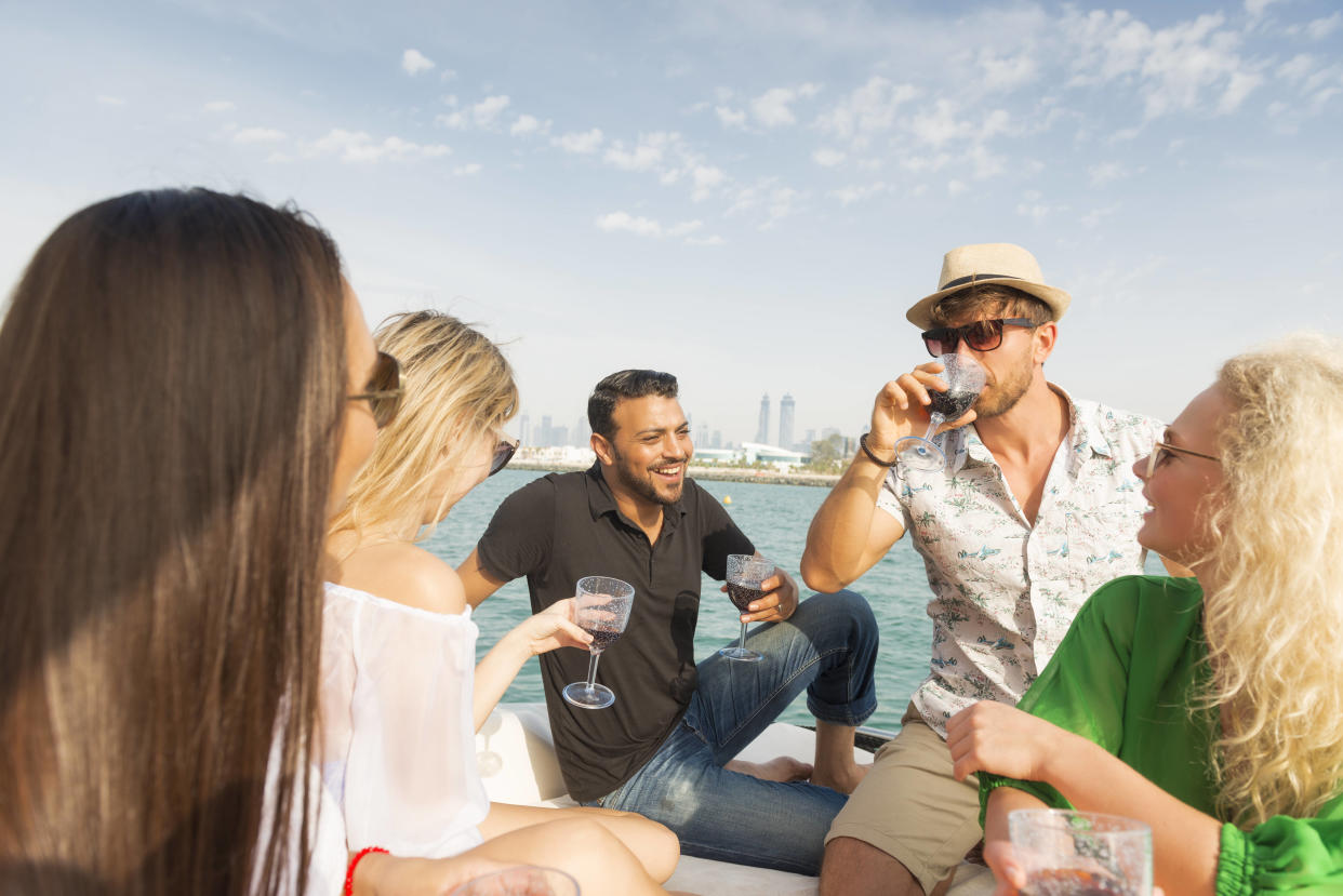 Photo d’illustration  d’un groupe sur un yatch à Dubaï